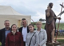 Księdzu Piecowi (w środku) pomagają m.in. (od lewej) Jan Iwański, przewodniczący rady parafialnej, Barbara Kubacka, Kinga Chronowska i Agata Kaleta.