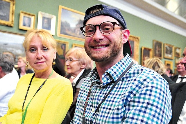▲	Barbara Finkelstein z synem Maxem podczas spotkania otwierającego zjazd.