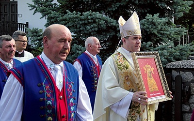 – Czy wprowadziliśmy Maryję w życie młodego pokolenia? – pytał  bp Zbigniew.