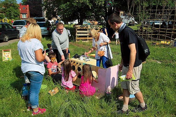 Kuchnia błotna już prawie gotowa. Zaraz będzie można upichcić pyszną zupę.