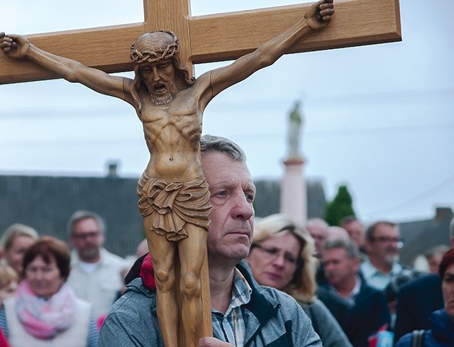 ▲	Pielgrzymi z Ruchu Trzeźwości modlili się podczas Mszy św.  i w czasie Drogi Krzyżowej. 