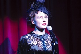 Druga część spektaklu to mistrzowskie wykonanie piosenek Édith Piaf.