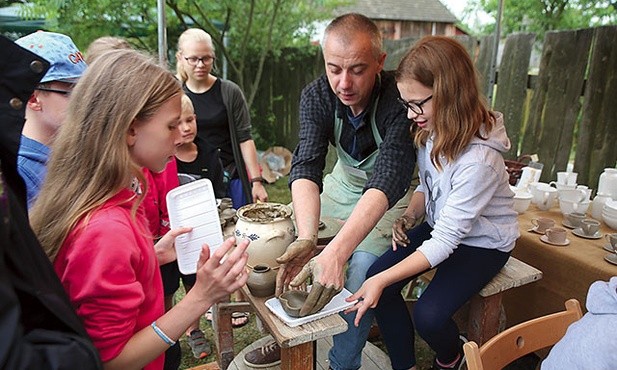 Każdy mógł spróbować swoich sił pod okiem garncarza