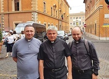 Abp Konrad Krajewski z ks. Łukaszem Malcem (z lewej) i ks. Damianem Dropem, duszpasterzem młodzieży w dekanacie pszczewskim, który też wziął udział w rekolekcjach.