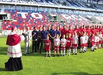 ▲	Bp Andrzej Czaja święci stadion „Górnika”.