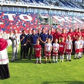 ▲	Bp Andrzej Czaja święci stadion „Górnika”.