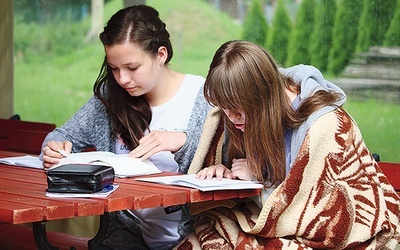 Namiot Spotkania – młodzież w ciszy czyta Pismo Święte.