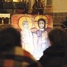 Młodzież medytuje ikonę „Jezus z przyjacielem”.
