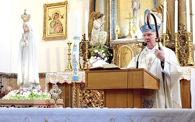 ▲	Biskup Ignacy w czasie homilii w kościele pw. Krzyża Świętego w Świdnicy.