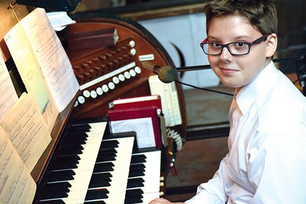 ▲	Młody Jakub Moneta jako organista ma już dość spore doświadczenie.