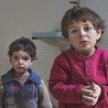 ▼	Dzieci z wioski k. Aleppo, sieroty po matce, która zginęła w bombardowaniu.