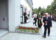 Bp Andrzej F. Dziuba święci nowy obiekt. Na pierwszym planie wójt Witoni Mirosław Włodarczyk.