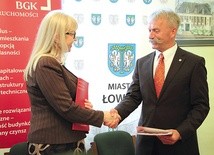 Zawarcie umowy między Agnieszką Mieczkowską z BGK Inwestycje SA  i burmistrzem Łowicza Krzysztofem Janem Kalińskim.