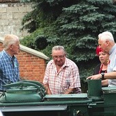 Proboszcz ks. Grzegorz Senderski osobiście sprawdzał, czy grochówka już ciepła. Obok Anna Ozga.