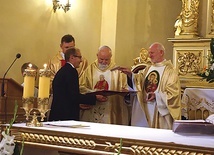 Dokument o nadaniu tytułu o. Gabrielowi (drugi od prawej) wręczył Marek Klimek.