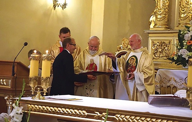 Dokument o nadaniu tytułu o. Gabrielowi (drugi od prawej) wręczył Marek Klimek.