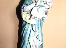 Figura jest symbolem zgodnego życia przedwojennego Polaków i Ukraińców. Matka Boska ma na głowie koronę polską, a Pan Jezus – diadem ukraiński.