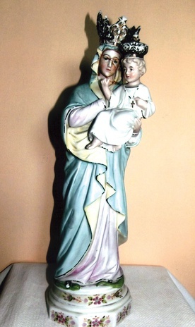 Figura jest symbolem zgodnego życia przedwojennego Polaków i Ukraińców. Matka Boska ma na głowie koronę polską, a Pan Jezus – diadem ukraiński.