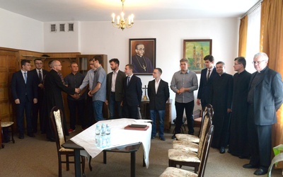 Zgodnie z wymogami Wydziału Teologii KUL, kandydaci zgłosili się na egzamin wstępny. Wita ich rektor ks. Jarosław Wojtkun (trzeci z lewej)