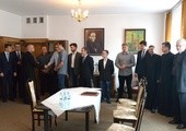 Zgodnie z wymogami Wydziału Teologii KUL, kandydaci zgłosili się na egzamin wstępny. Wita ich rektor ks. Jarosław Wojtkun (trzeci z lewej)