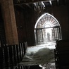 Całe wnętrze kościoła zostało zalane pianą z gaśnic.