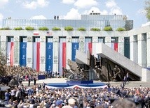 Przemówienie, które prezydent Donald Trump wygłosił na placu Krasińskich w Warszawie, obok pomnika Powstania Warszawskiego, było kulminacyjnym momentem jego wizyty. Prezydentowi często przerywały oklaski.