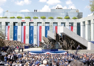 Przemówienie, które prezydent Donald Trump wygłosił na placu Krasińskich w Warszawie, obok pomnika Powstania Warszawskiego, było kulminacyjnym momentem jego wizyty. Prezydentowi często przerywały oklaski.