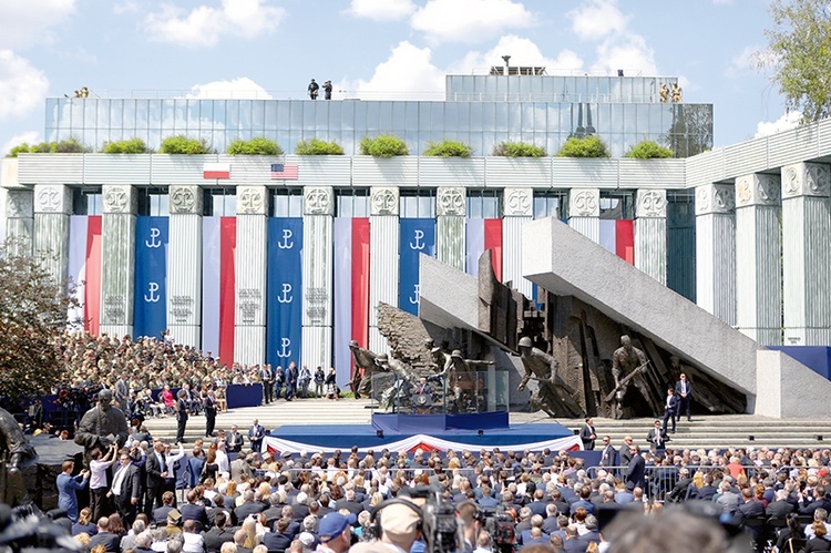 Przemówienie, które prezydent Donald Trump wygłosił na placu Krasińskich w Warszawie, obok pomnika Powstania Warszawskiego, było kulminacyjnym momentem jego wizyty. Prezydentowi często przerywały oklaski.