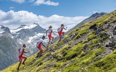 Skyrunning to ekstremalna odmiana biegów górskich, charakteryzująca się dużymi przewyższeniami i trasami prowadzonymi w trudnym terenie na wysokości przekraczającej 2000 m.n.p.m.