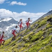 Skyrunning to ekstremalna odmiana biegów górskich, charakteryzująca się dużymi przewyższeniami i trasami prowadzonymi w trudnym terenie na wysokości przekraczającej 2000 m.n.p.m.