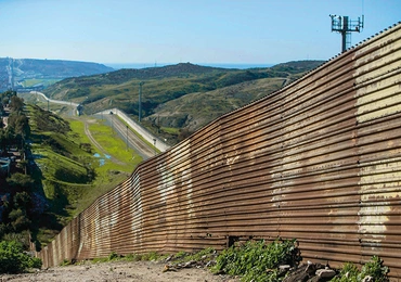 Na granicy USA z Meksykiem istnieją już mury, jak ten w okolicach lotniska Tijuana.