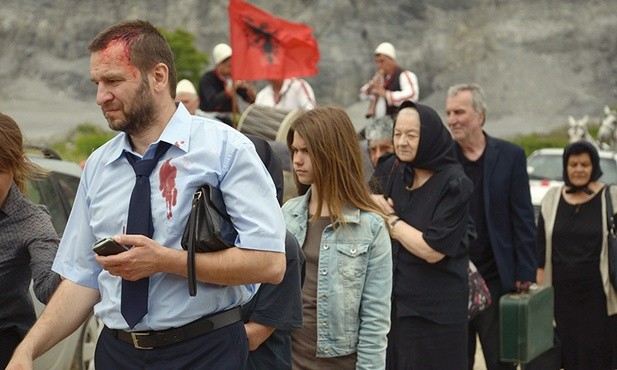 Film rozgrywa się w małej serbskiej enklawie w zdominowanym przez Albańczyków Kosowie.