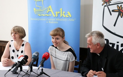 Katarzyna Zych opowiadała o studiach w Anglii. Obok jej mama Izabella i ks. Andrzej Tuszyński