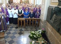 Modlitwa przy grobie św. abp. Zygmunta Zimowskiego