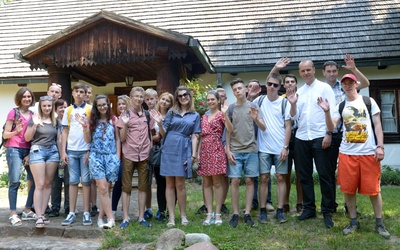 Goście ze wschodniej Ukrainy przed dworem z Pieczysk w Muzeum Wsi Radomskiej