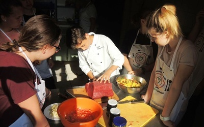 Filetowanie tuńczyka - wszyscy patrzą w skupieniu na mlodego masterchefa