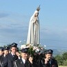 Strażacy niosący figurę Matki Bożej Fatimskiej