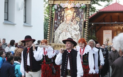 Fatimska procesja z obrazem Mb Rychwałdzkiej - ostatnia przed podniesieniem świątyni do godności bazyliki