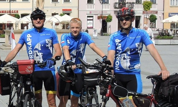 Trójka rowerzystów, od lewej: Marian Butor, Maciej Urbaniec i ks. Grzegorz Kierpiec dziś będzie na Nordkappie. Dołączył do nich Marek Stasica oraz ekipa samochodowa: Basia Marek i Mariusz Marek