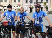 Trójka rowerzystów, od lewej: Marian Butor, Maciej Urbaniec i ks. Grzegorz Kierpiec dziś będzie na Nordkappie. Dołączył do nich Marek Stasica oraz ekipa samochodowa: Basia Marek i Mariusz Marek