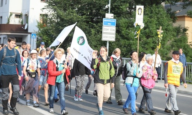 Pielgrzymi na granicznym moście nad Olzą