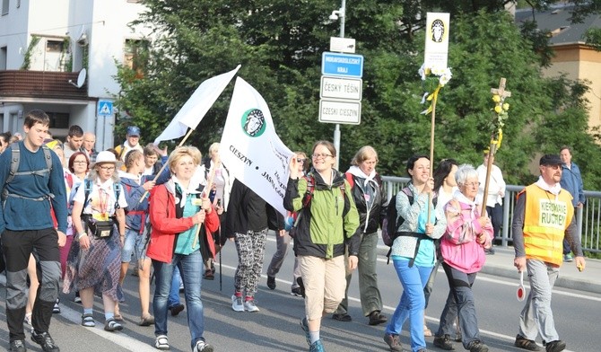 Pielgrzymi na granicznym moście nad Olzą