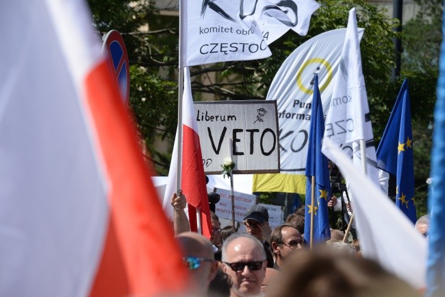 Protesty pod Sejmem przeciwko zmianom w sądownictwie