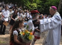 Dzieci składają życzenia bp. Bobowskiemu