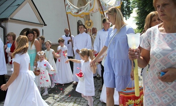 Po Mszy św. wokół kościoła przeszła procesja eucharystyczna