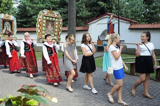 Odpust w Rychwałdzie z monstrancją fatimską