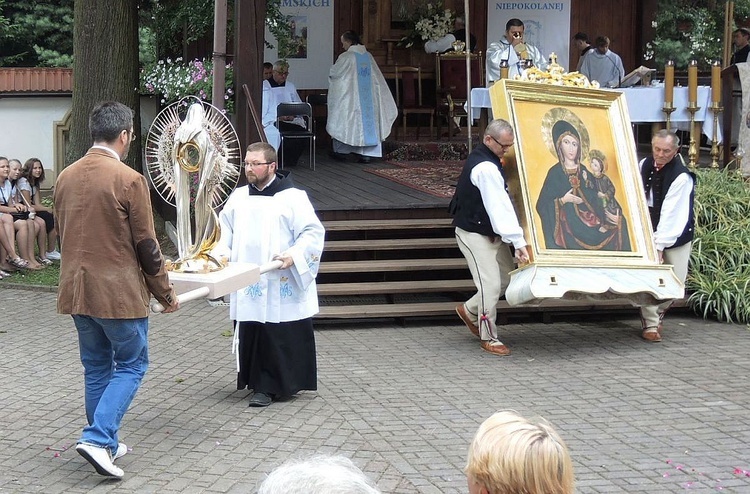 Odpust w Rychwałdzie z monstrancją fatimską