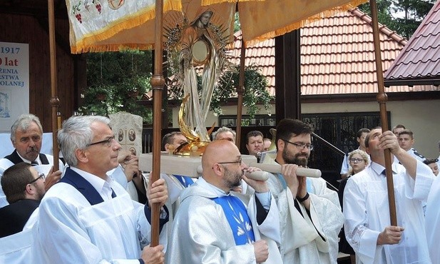 W procesji monstrancję fatimską nieśli duszpasterze