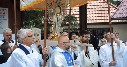 W procesji monstrancję fatimską nieśli duszpasterze