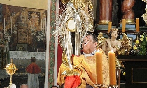Błogosławieństwo Najświętszym Sakramentem w monstrancji fatimskiej